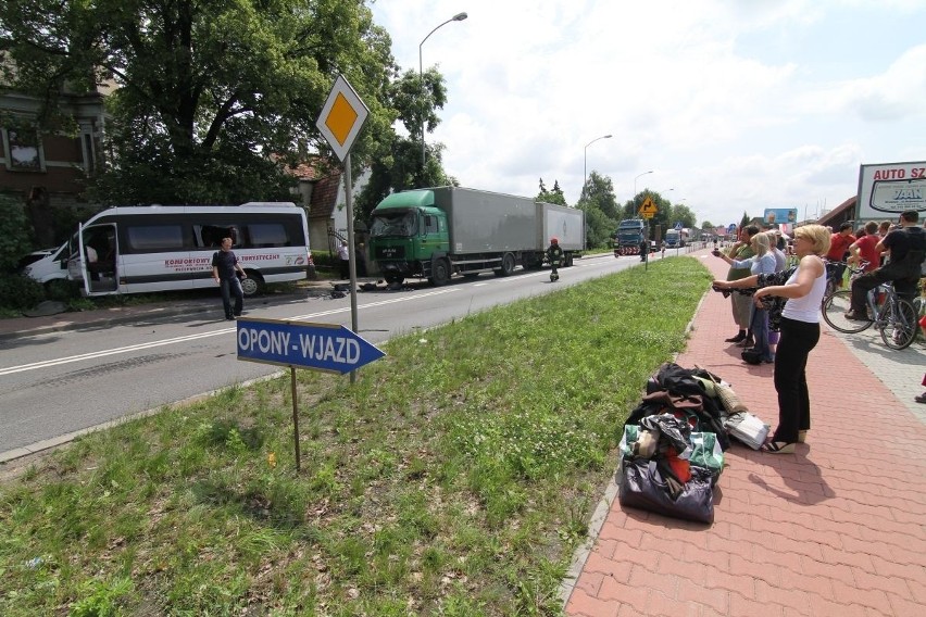 Wypadek w Psarach: Ciężarówka zderzyła się z busem. Są ranni (ZDJĘCIA)