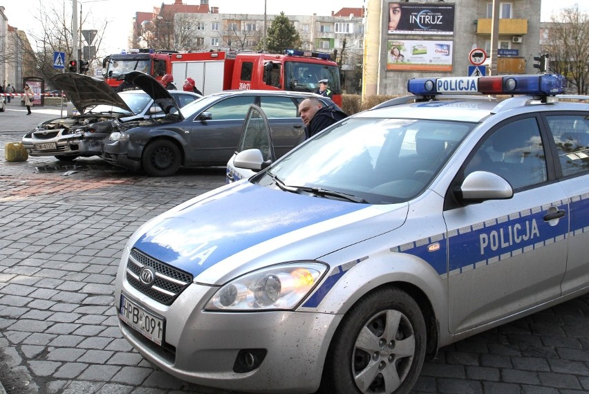 Wrocław: Wypadek na Gajowickiej. Dwie osoby poszkodowane (ZDJĘCIA)