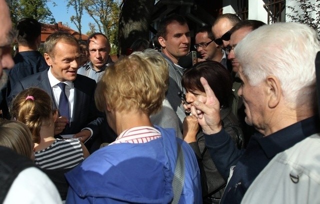 Premier Tusk na spotkaniu w Giszowcu w czasie kampanii wyborczej. Z prawej pan Czesław, który usłyszał zapowiedź szybkiego spotkania.