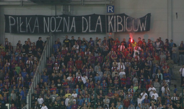 Gliwiccy fani protestowi przeciw zakazowi wstępu na ich stadion kibiców Górnika Zabrze