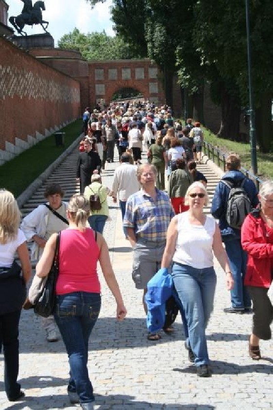 Kraków rocznie odwiedza od 7 do 8 mln turystów. Do wczesnego popołudnia włóczą się po ulicach, zwiedzają zabytki, niektórzy wchodzą do muzeów. Wieczorem zaczyna się nocne życie. Piwo ciągle mamy tanie