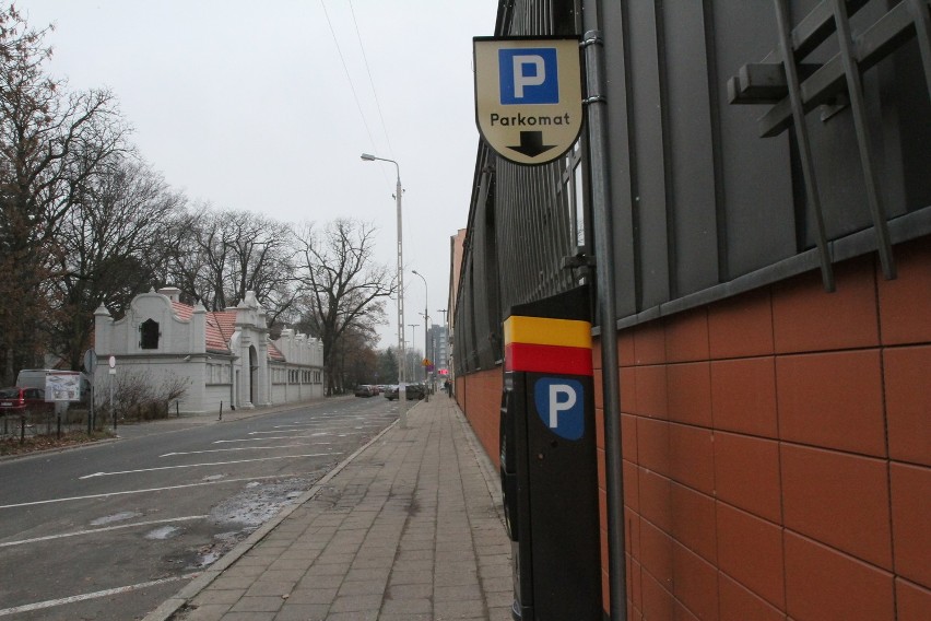 Kierowcy nie chcą płacić za parkowanie. Pusto w miejscach, gdzie ustawiono parkomaty