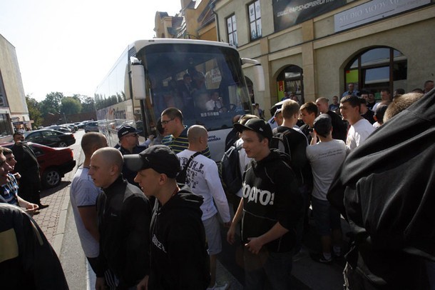 Kibice zablokowali przejazd &quot;Tuskobusu&quot; (ZDJĘCIA)