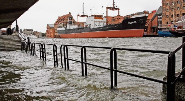 Październikowy sztorm uświadomił wszystkim, że jednoczesna cofka z  morza i duże opady deszczu mogą zakończyć się prawdziwą tragedią