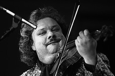 Roby Lakatos, wirtuoz skrzypiec z Budapesztu, otworzy XIX Festiwal Muzyki Wiedeńskiej