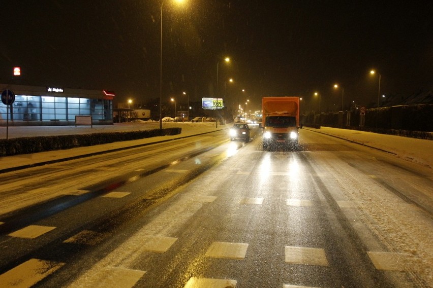 Wrocław: Śnieg znowu utrudnił życie kierowcom. Trudne warunki w nocy (FILM, ZDJĘCIA)