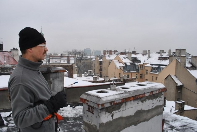 Zarządca budynku ma obowiązek usunąć śnieg z dachu. Jeżeli tego nie zrobi grozi mu do 500 złotych kary