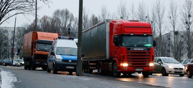 Kierowcy ciężarówek, którzy nie przestrzegają zakazu wjazdu na trasę katowicką, nie mogą już liczyć na pobłażliwość policjantów.