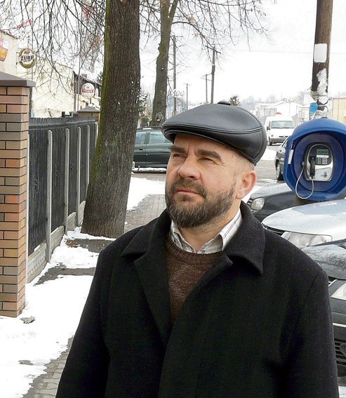 Wojciech Mularczyk obok szkoły, dalej sklep z alkoholem