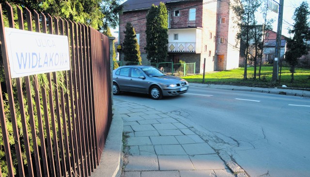 Według urzędników ulica Widłakowa jest za wąska dla miejskich autobusów