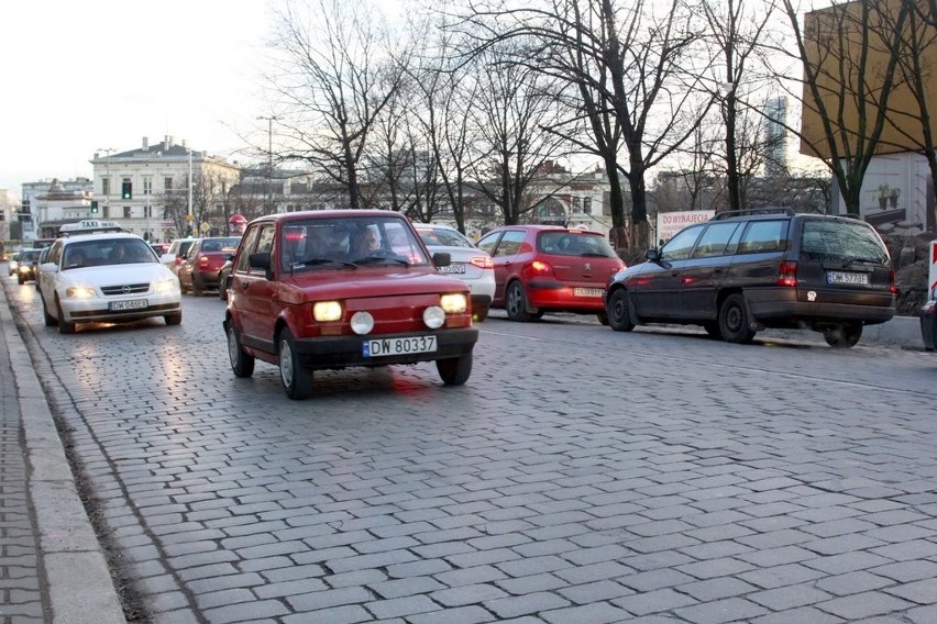 Zamieszanie na pl. Orląt Lwowskich. Kierowcy nie wiedzą jak jechać