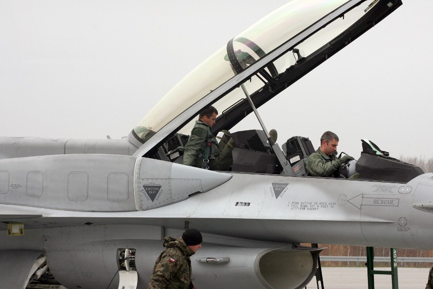F-16 wylądował w Łodzi