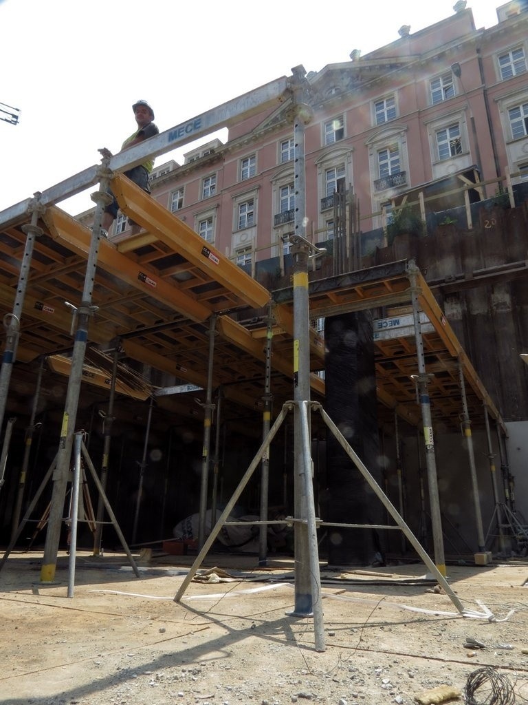 Budowa parkingu pod pl. Nowy Targ (NOWE ZDJĘCIA)