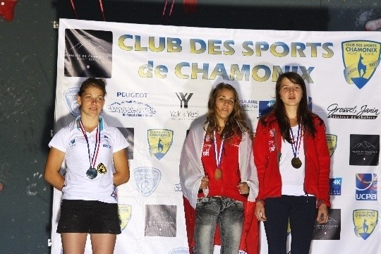 Aleksandra Rudzińska (w środku) na podium w Chamonix