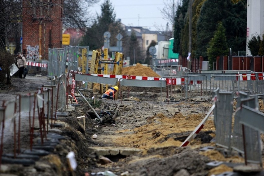 Po zmianie organizacji ruchu autobusy MPK ledwo mieszczą się na Ołtaszyńskiej (ZDJĘCIA)