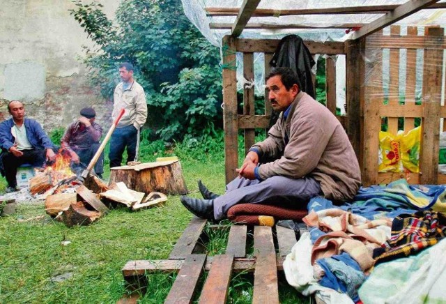 Obywatele Uzbekistanu koczują na gołej ziemi. Pomagają im mieszkańcy okolicy