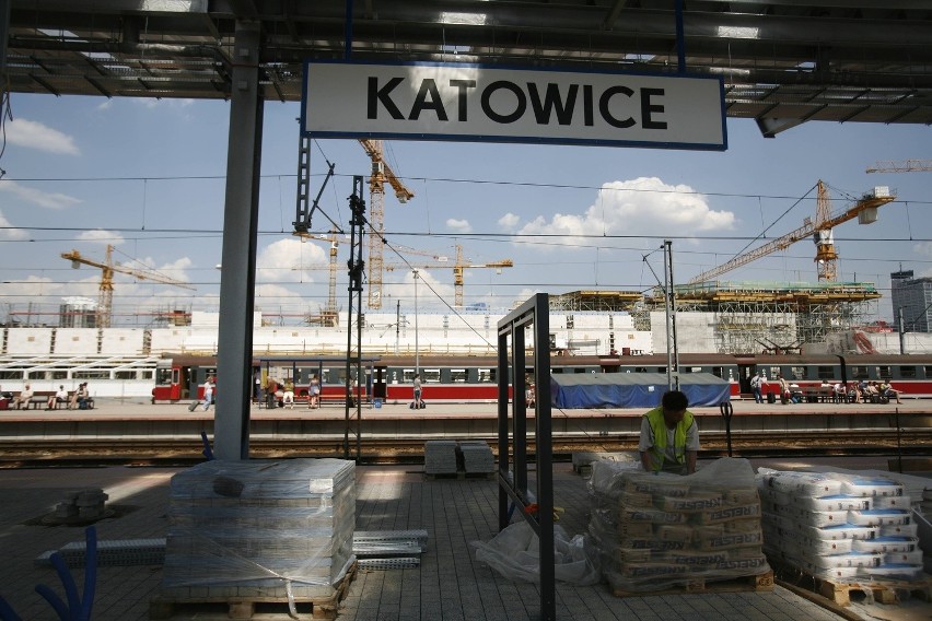 Katowice: Dach nad peronem drugim gotowy. Jest z blachy  falistej [ZDJĘCIA]