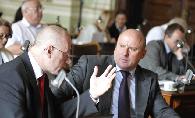 Wiesław Kamiński, szef klubu PiS (z prawej) pokazał radnym film, co wywołało gorącą dyskusję podczas sesji. Na zdj. po lewej Kazimierz Koralewski, wiceprzewodniczący Klubu PiS