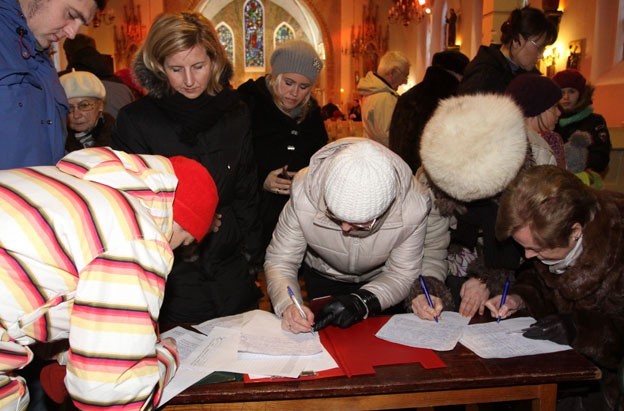 W kościele pw. św. Wawrzyńca w Gdyni Wielkim Kacku po każdej mszy ustawiała się kolejka do podpisywania listu protestacyjnego