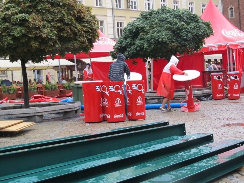 Wrocław: W Rynku nie ma już bramek strefy kibica. Chodzimy bez przeszkód (ZDJĘCIA)