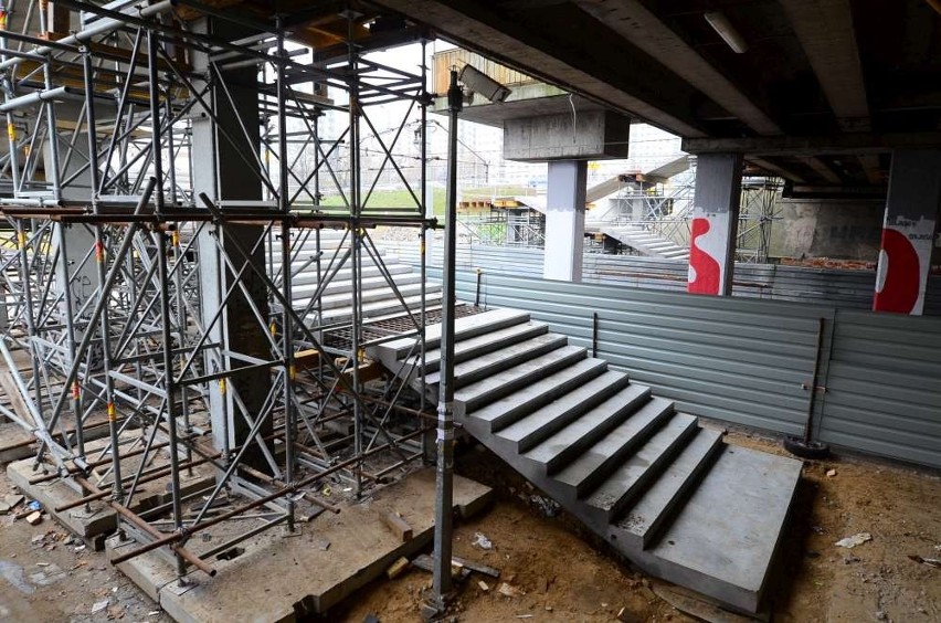 Trwa remont schodów na przystanku Aleje Solidarności (PST)
