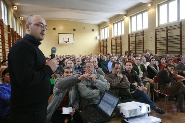 Projektant Maciej Moszumański podczas spotkania z mieszkańcami Katowic-Ochojca