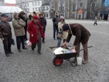 Tarnowskie Góry: Przywiózł taczkę książek, aby czytać pod urzędem [ZDJĘCIA]