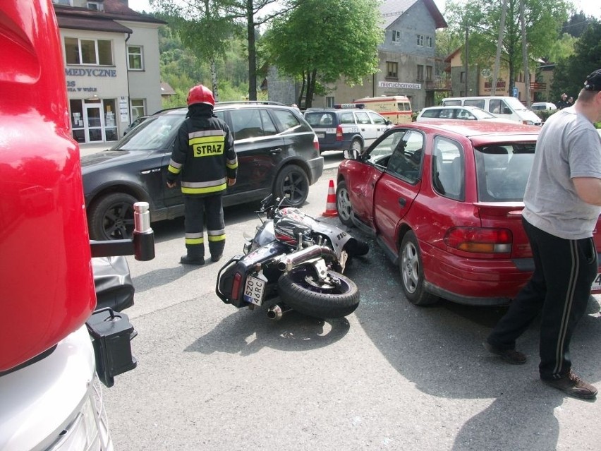 Wisła: Motocyklista i pasażer poszkodowani w wypadku [ZDJĘCIA]