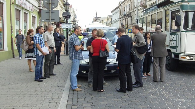 Wizję lokalną związaną z ubiegłorocznym wypadkiem prowadzili na skrzyżowaniu Piotrkowskiej i Jaracza policjanci łódzkiej drogówki.