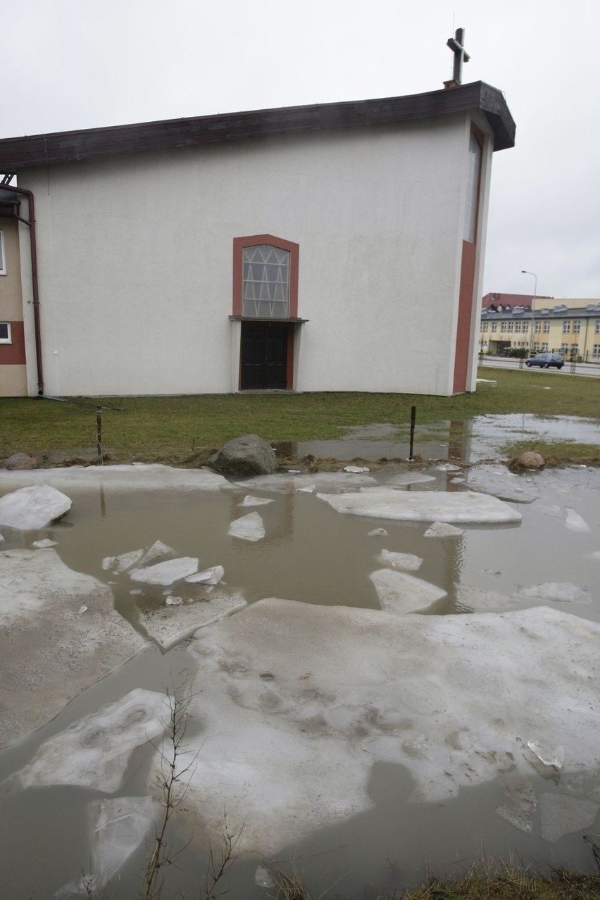 Zalane domy i drogi. Mieszkańcy Pomorza liczą straty (ZDJĘCIA)