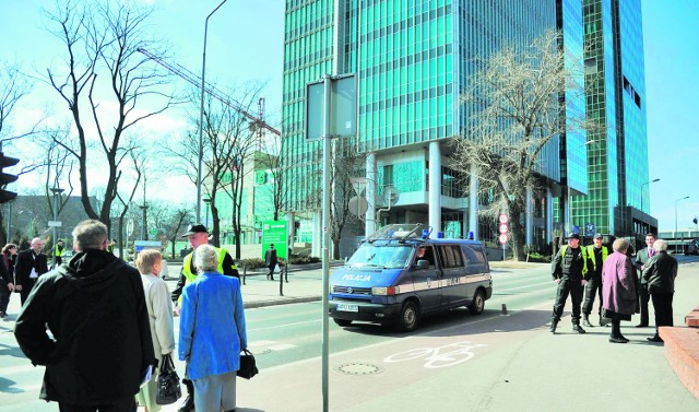 - W wieżowcu Andersia Tower podłożona jest bomba - taki sygnał ok. 11.30 dostali wczoraj policjanci. Wysłano tam pirotechników i funkcjonariuszy z przeszkolonymi do szukania ładunków wybuchowych psami. Rozpoczęła się ewakuacja 2 tysięcy osób z Andersii (gdzie znajduje się centrala BZ WBK w Poznaniu). Efekt poszukiwań? Kolejny fałszywy alarm.