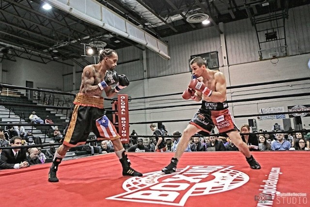 Michał Chudecki (z prawej) podczas walki z Portorykańczykiem Yoshua Nievesem.