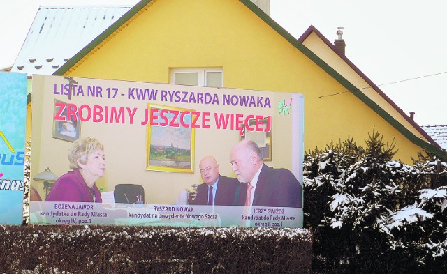 Reklama wyborcza komitetu Ryszarda Nowaka na rogu ulic Traugutta i Wiśniowieckiego