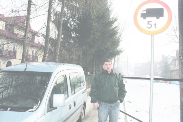 Pan Stanisław od dwóch lat sądzi się o ustawiony na drodze dojazdowej do jego firmy znak zakazu wjazdu 