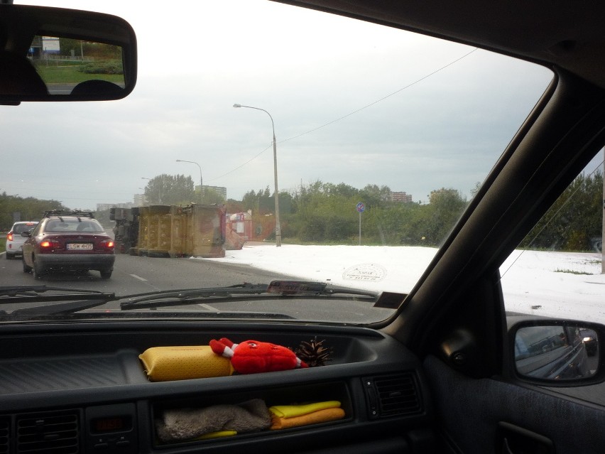 Na skrzyżowaniu Krochmalna-Diamentowa w Lublinie przewrócił się tir (ZDJĘCIA)