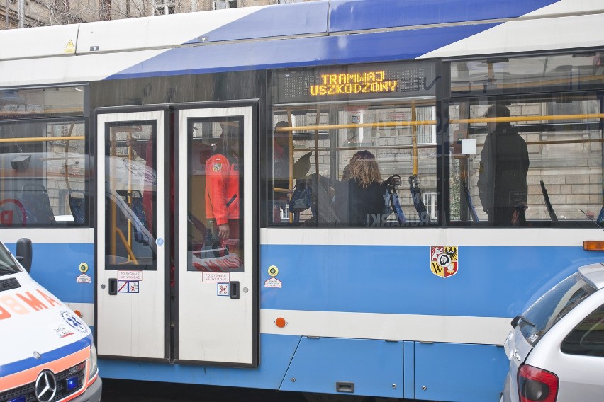 Wrocław: Wypadek na ul. Piłsudskiego. Rannych jest 5 osób (FILM I ZDJĘCIA)