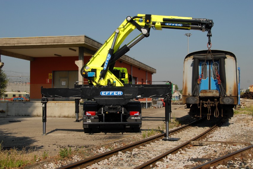 Wrocław: Nowy dźwig MPK za 4,6 mln zł. Sam podniesie i ustawi tramwaj skody na torach