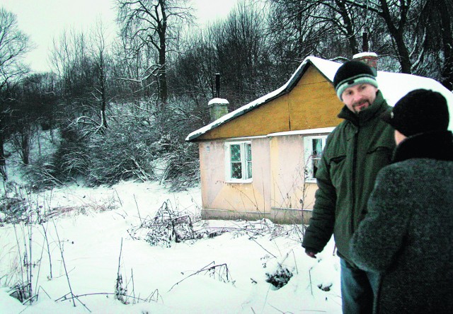 Józef Kaźmierczak pokazuje miejsce, którędy przebiegnie łącznik do obwodnicy Lublina