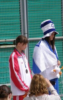 Jowita Sieńczyk na podium podczas wielomeczu pływackiego na Cyprze