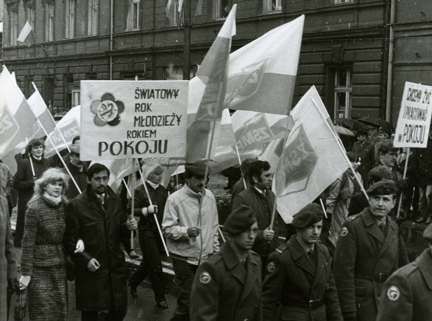 Czasem słońce, czasem deszcz. Pochody 1-majowe na archiwalnych zdjęciach