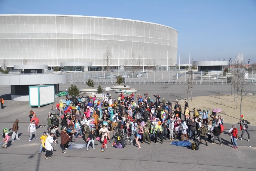 Wrocław: Największy Harlem Shake? Kilkaset osób tańczyło pod stadionem (ZDJĘCIA, FILM)