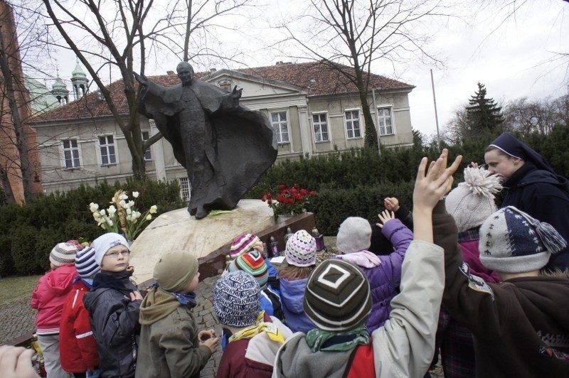 Poznaniacy odwiedzali pomnik Jana Pawła II na Ostrowie...