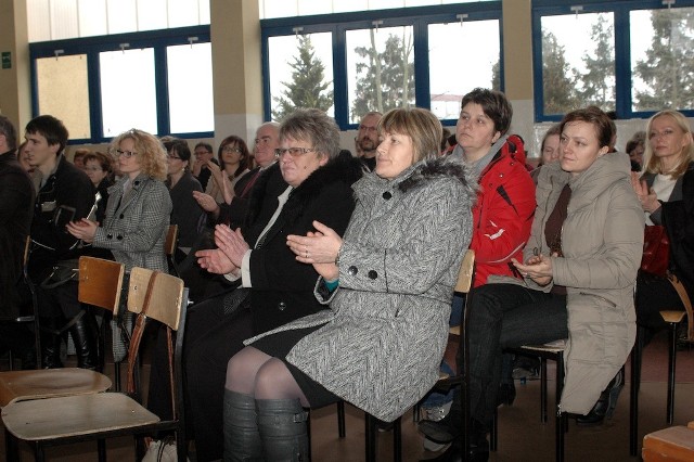 Zadowoleni mieszkańcy podsumowali głosowanie radnych oklaskami