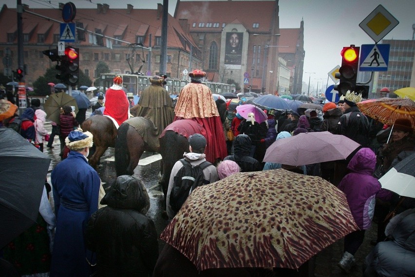Tysiące wrocławian przeszły ulicami miasta w Orszaku Trzech Króli (ZDJĘCIA)
