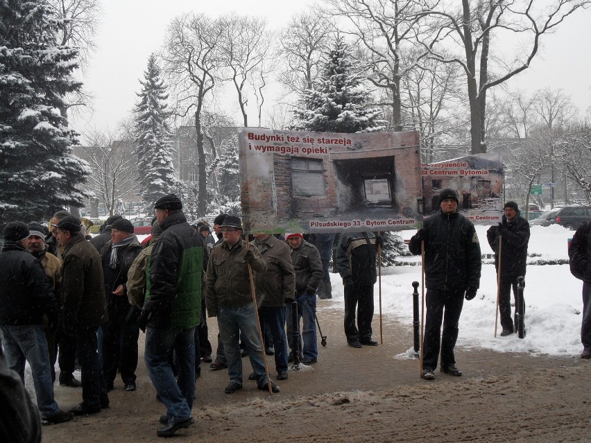 Górnicy demonstrują pod urzędem miejskim w Bytomiu [ZDJĘCIA]