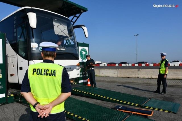 Policjanci sprawdzają stan autokarów, którymi dzieci i młodzież wyjeżdżają na wakacje