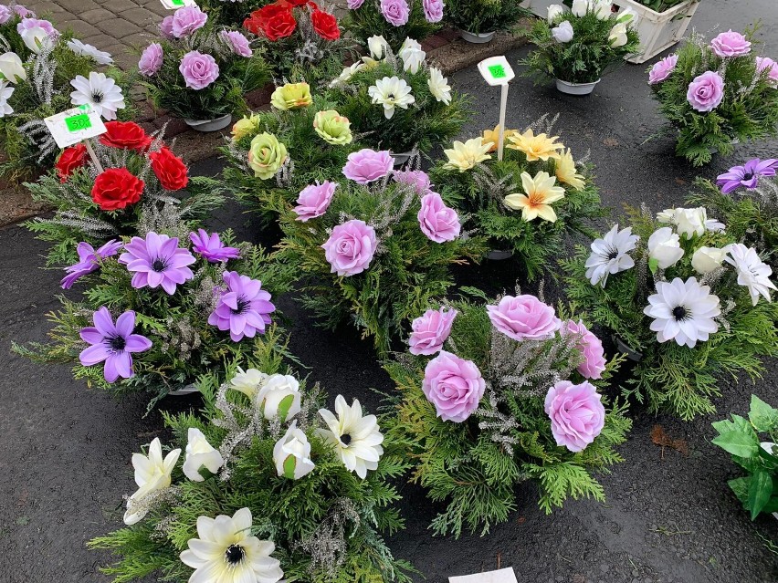 Ceny kwiatów, zniczy i wiązanek przed Cmentarzem Parafialnym w Obornikach [ZDJĘCIA]