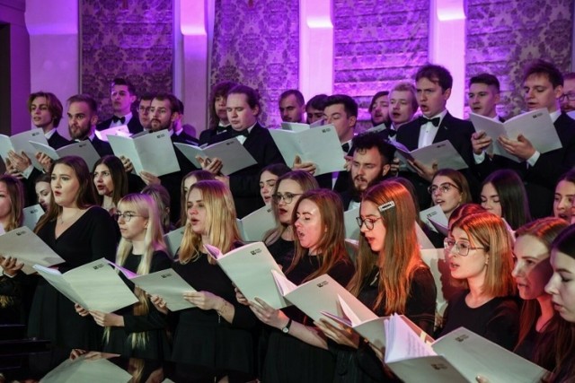 Chór Akademicki Uniwersytetu Kazimierza Wielkiego w Bydgoszczy zaśpiewa kolędy i pastorałki w kościele pw. Matki Boskiej Bolesnej w Cielu. Początek koncertu 14 stycznia o godz. 11.30