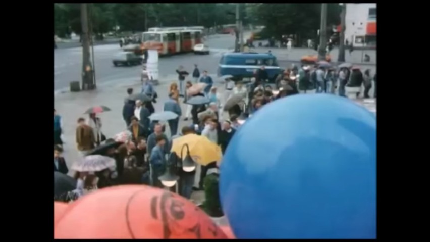 Pierwszy McDonald's w Polsce był w Warszawie. Tak wyglądało jego otwarcie! [ZDJĘCIA, WIDEO]