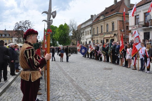 Święto 3 maja od zawsze wiązało się z licznymi uroczystościami organizowanymi przez miejskie i gminne samorządy. Nie inaczej było w Sandomierzu. Niestety w tym roku z powodu pandemii koronawirusa obchody będą bardzo skromne i jedynie symboliczne.

Na zdjęciu: Obchody święta Konstytucji  2016 rok

Na kolejnych slajdach zdjęcia z obchodów 3 Maja w Sandomierzu w ostatnich latach